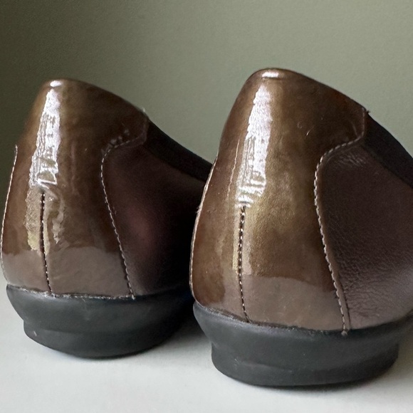 Clarks Artisan Bronze Leather Bow Ballet Flat Cap Toe Comfort Women's 7 Flaw - Picture 7 of 17